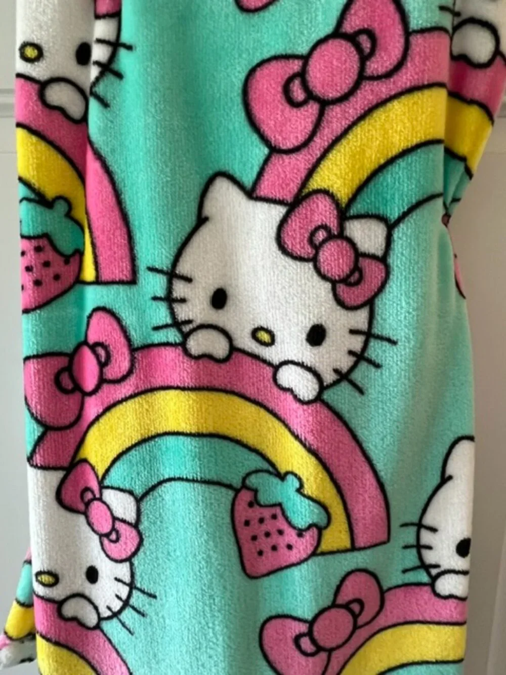 HELLO KITTY RAINBOW & STRAWBERRY THROW